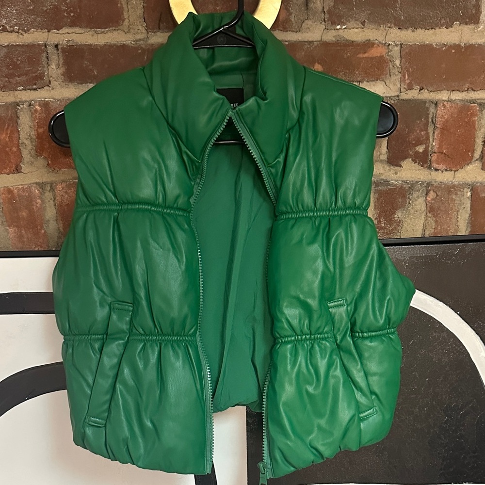 Kelly Green Women’s Puffer Vest with Zip Front